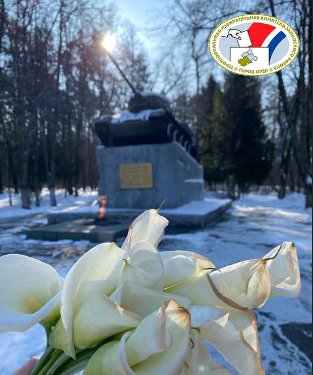 Возложение цветов к памятникам героев